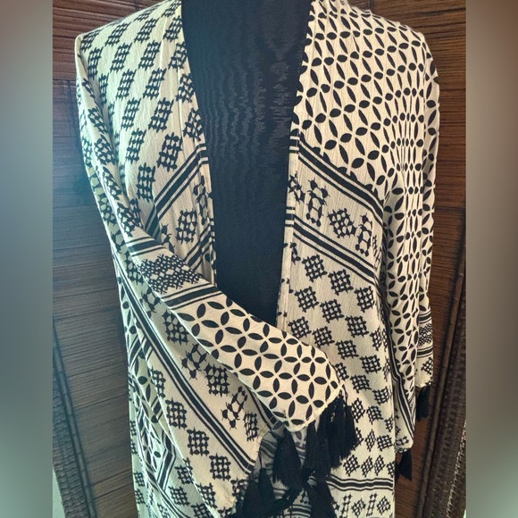 Black and Cream Patterned Long Kimono - Picture 3 of 6